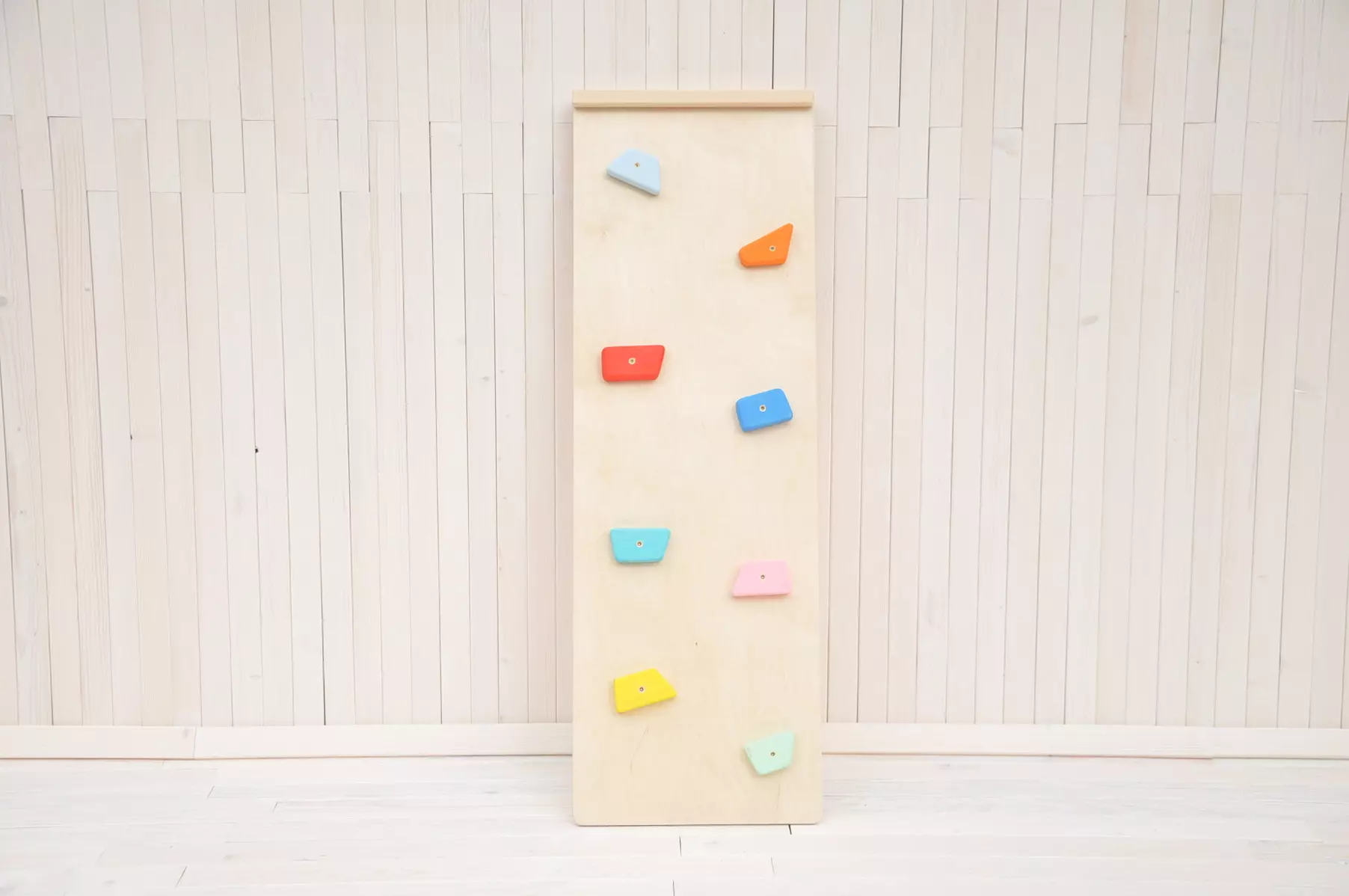 Liukumäki ja kiipeilylauta "Rocks" voi käyttää 4 kuukauden iästä 6 vuoteen lapsille.