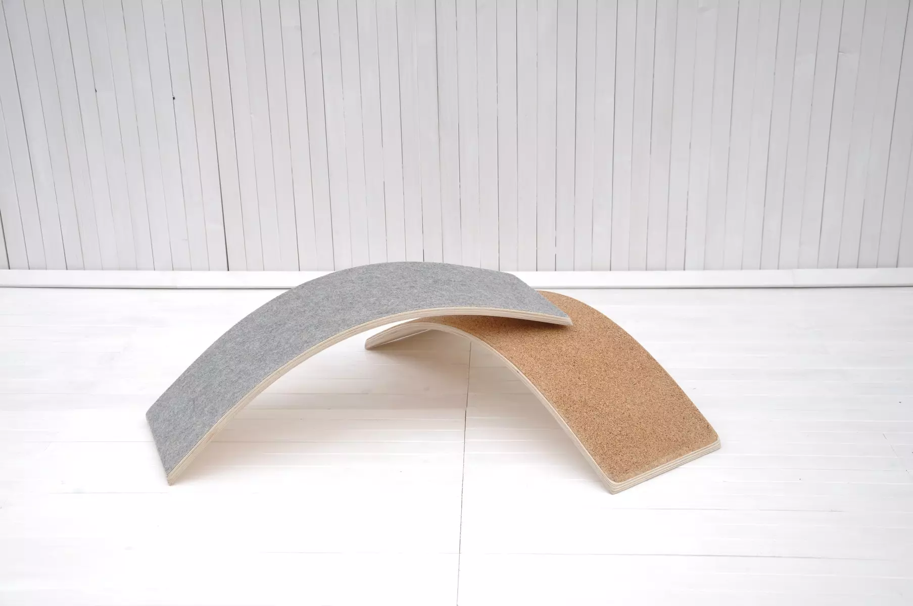 Tasapainolauta lapsille "Wobbly Toddly Fit": toinen puoli korkkia, toinen puuta - kaksi aistinvaraista kosketusta yhdessä.