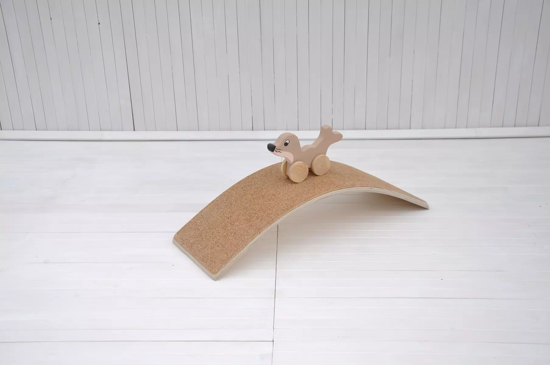 Tasapainolauta lapsille "Wobbly Toddly Fit" antaa pehmeän ja lämpimän luonnonpuun kosketustuntuman.