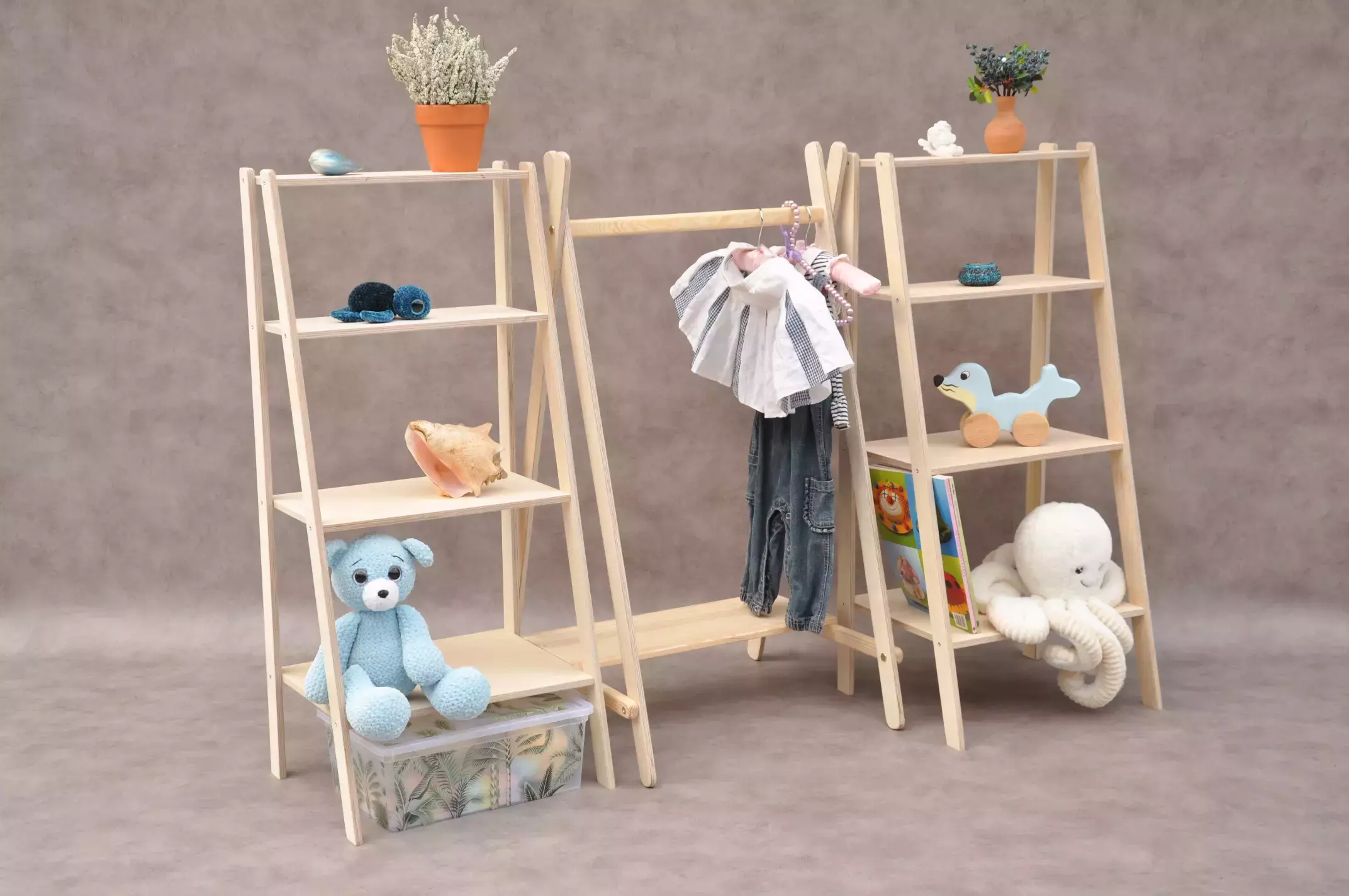 Puinen montessori lastenvaatekaappi Tipi-setti – avoin garderobikokonaisuus, vaatekisko lapsen korkeudella, CE-sertifioitu.