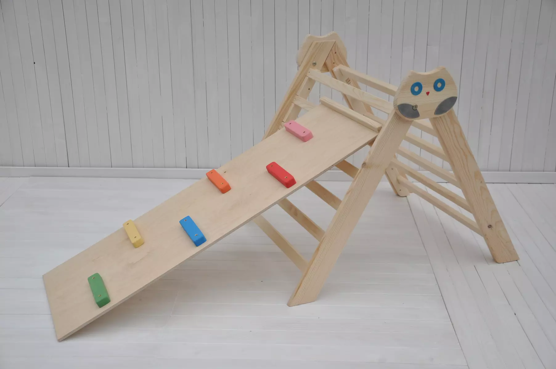 Puiset lelut 1-vuotiaille ovat välttämättömiä pienen lapsen kehitykselle. Suositellaan joulu- tai syntymäpäivälahjaksi. Lapselle ei voi olla liikaa liikettä.