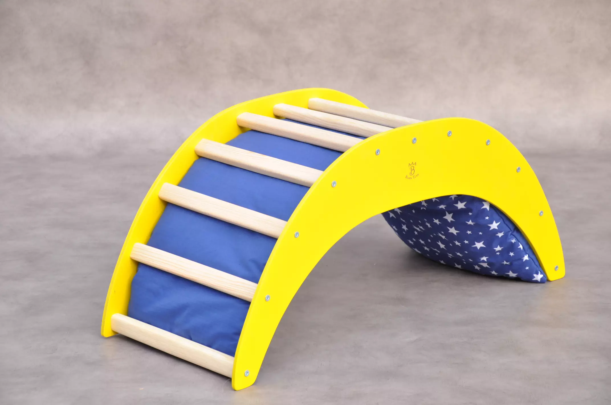 Kuukaari-kiipeilykaaren massiivipuiset tangot ja koivuvanerirunko – tukee tasapainoa ja varhaista motoriikkaa, Barin Toysin montessori-kiipeilysetti.