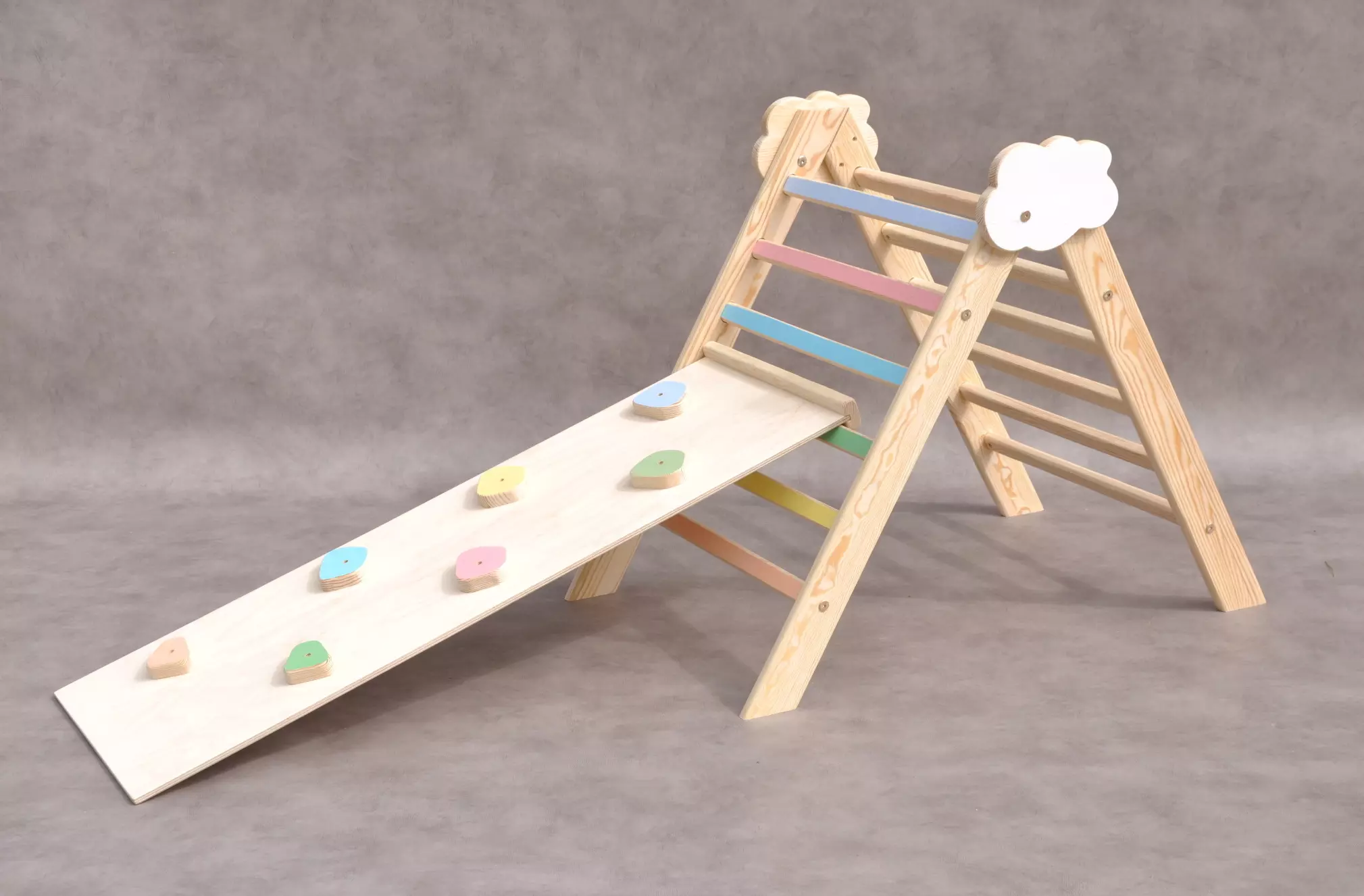 Pikler-kolmio Barin Toys Pilvi – parhaita montessori-leluja 1-vuotiaalle, kehittää lapsen fyysisiä taitoja ja mielikuvitusta luonnollisesti.